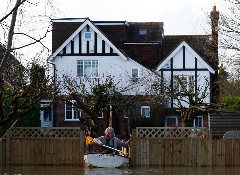 galleries/2014/02/13/wild-wednesday-flooded-britain-battered-by-storm-photos/140212-uk-weather3_lqepdb