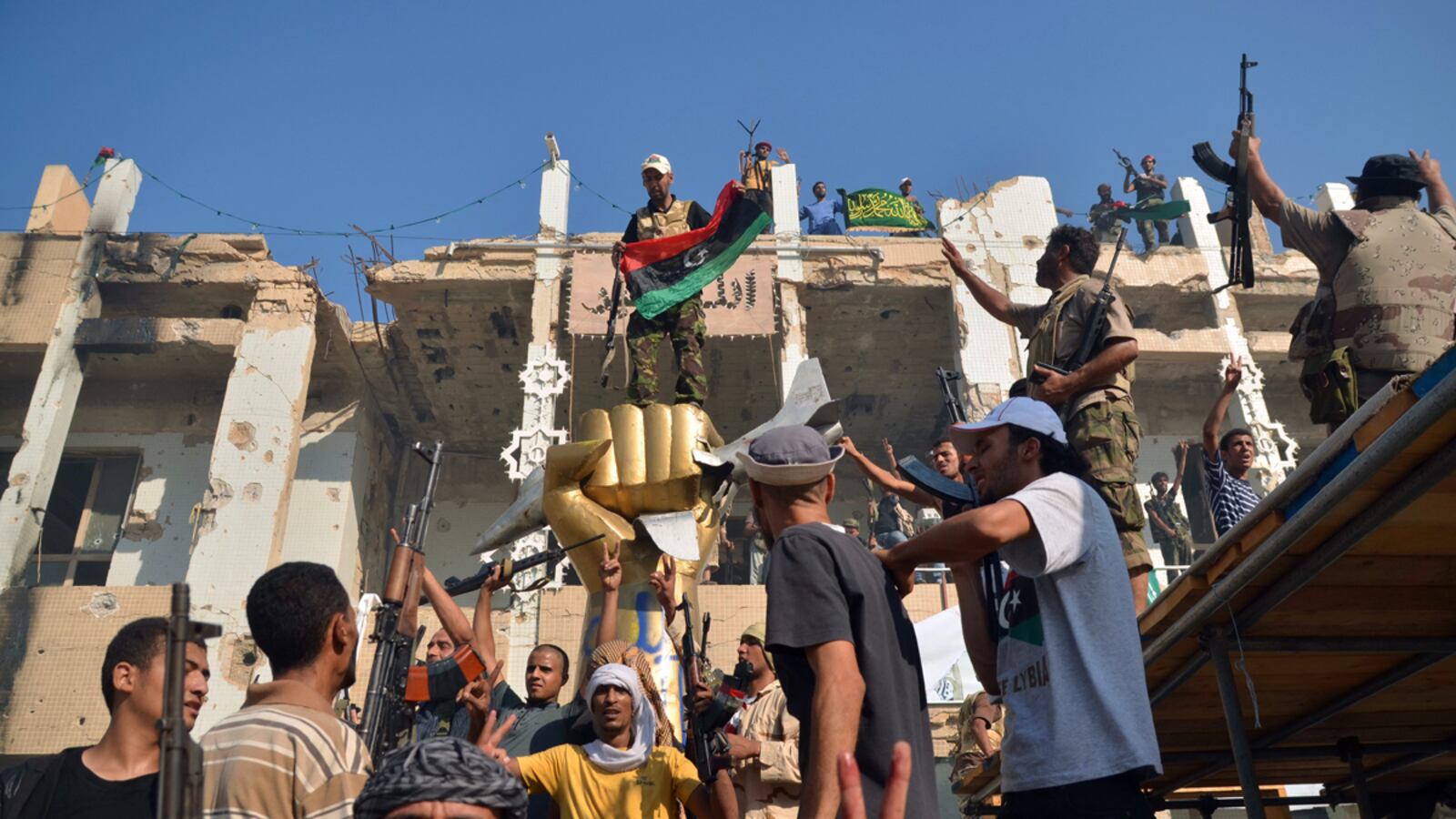 cheats/2012/10/20/gaddafi-s-son-reportedly-killed/gaddafi-flees-libya-rebels-cheat_bukrdm