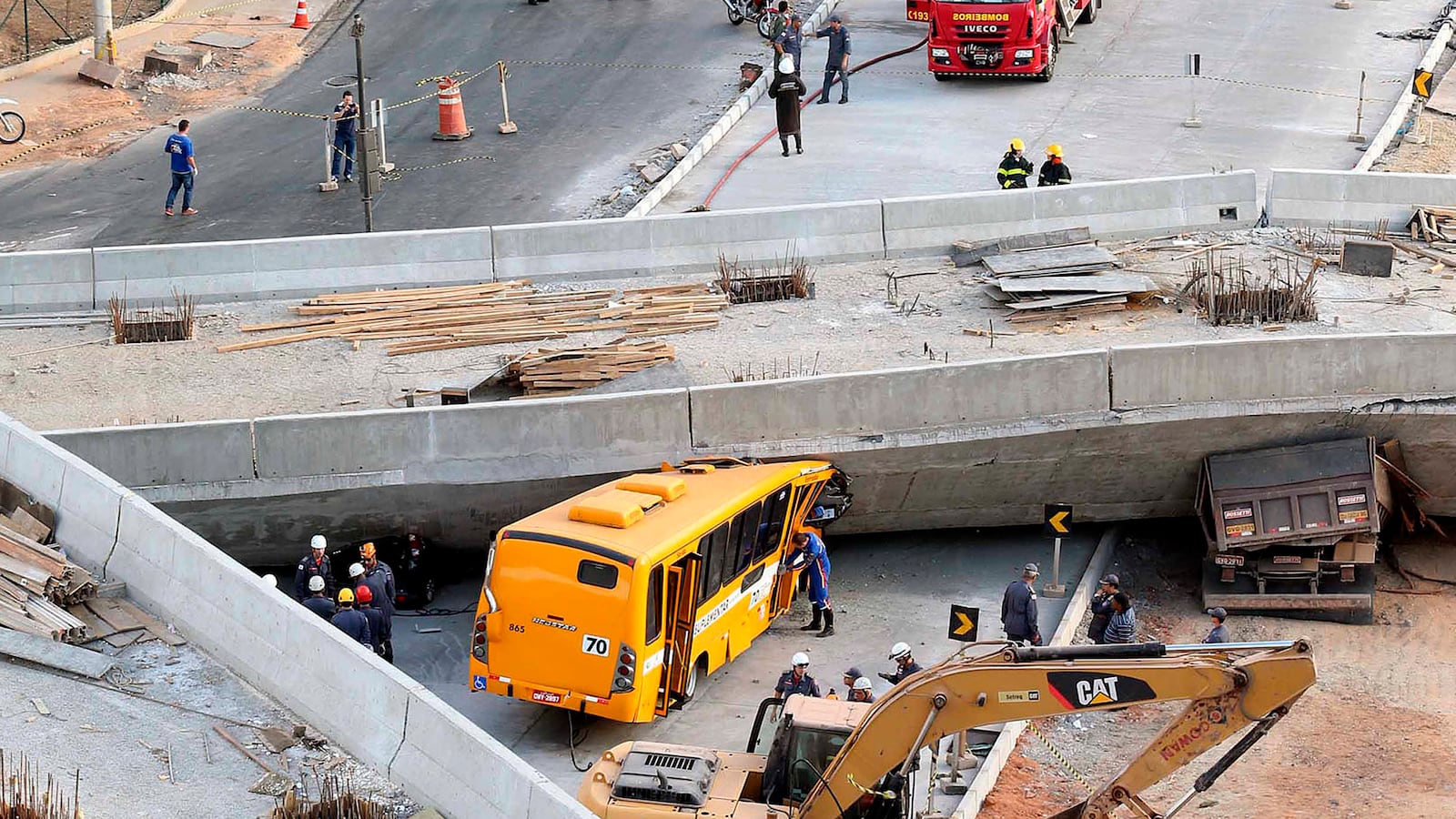cheats/2014/07/03/1-dead-in-brazil-overpass-collapse/140703-brazil-overpass-collapse-cheat_mtufyv