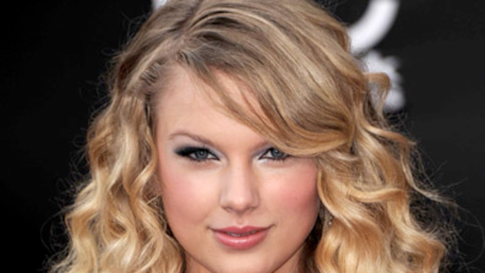cheats/2011/12/21/taylor-swift-covergirl-ad-recalled/grammys-taylor-swift_llrzkg