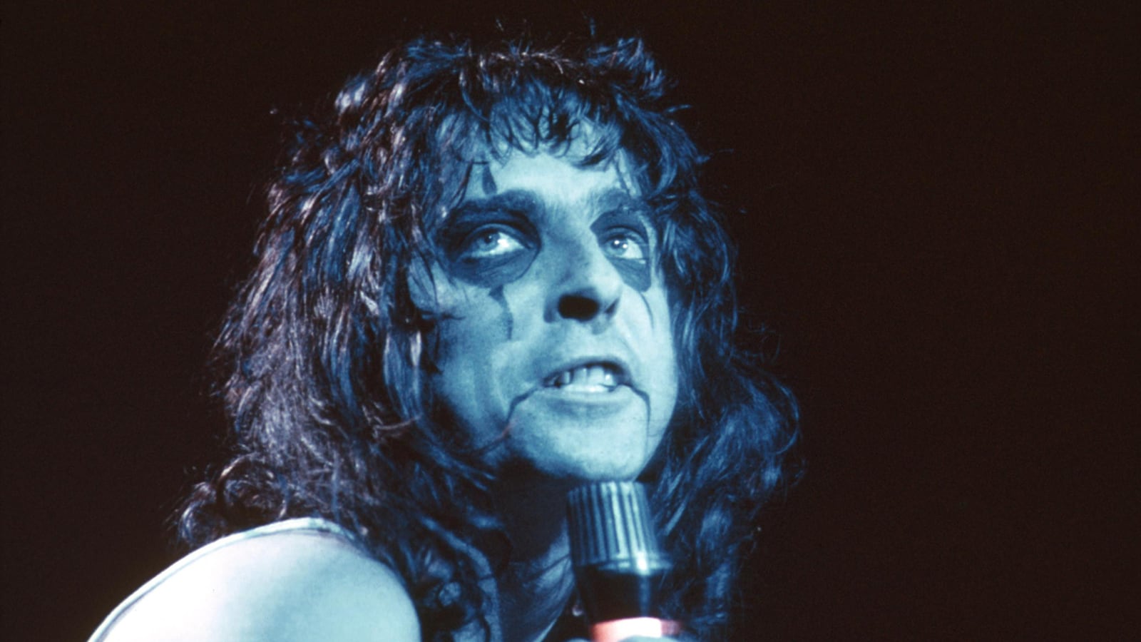 articles/2014/05/30/exclusive-the-true-story-behind-alice-cooper-s-chicken-incident-and-the-birth-of-shock-rock/140529-stern-alice-cooper-tease_jky6oe