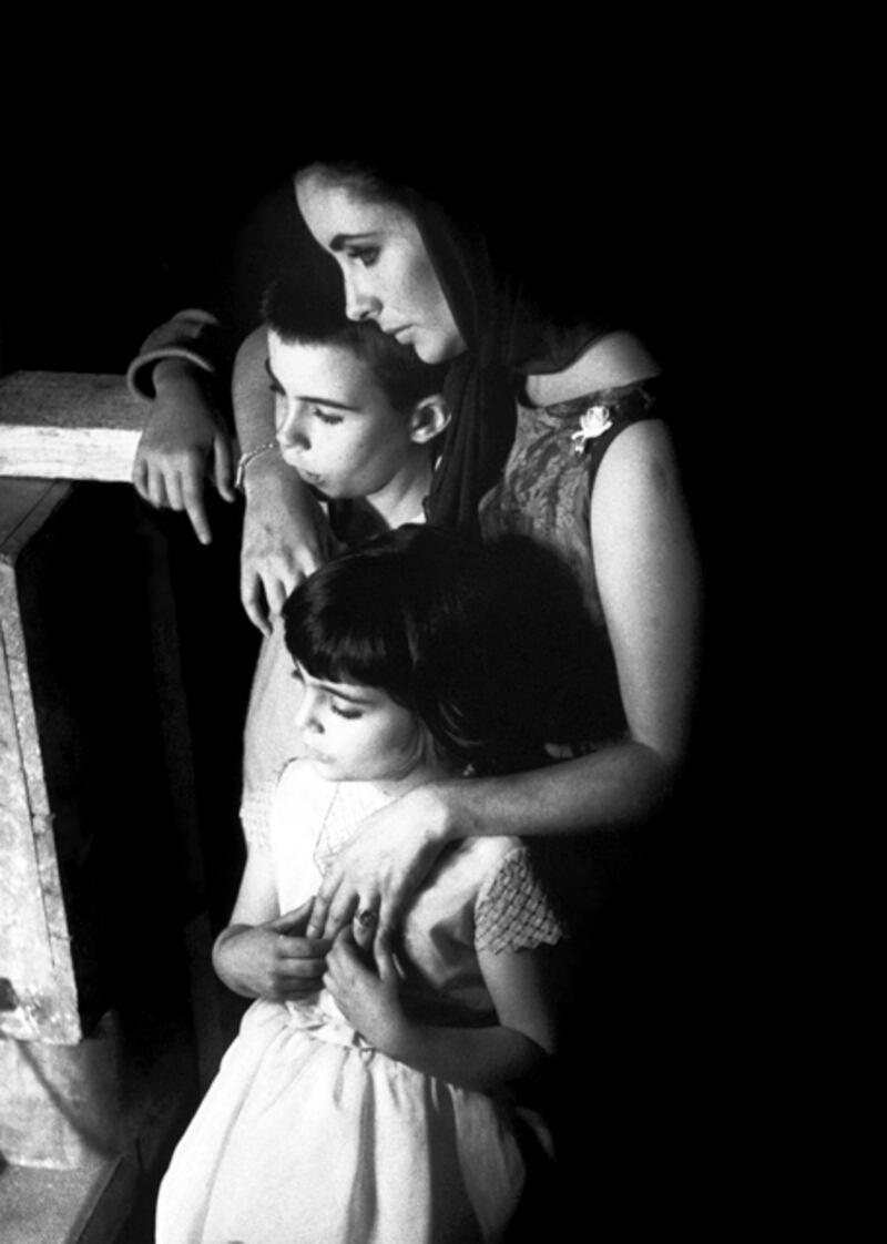 galleries/2012/01/05/photographer-eve-arnold-dies-see-her-photos-of-marilyn-monroe-and-more-photos/eve-arnold-obit-gal-taylor_jyxafy