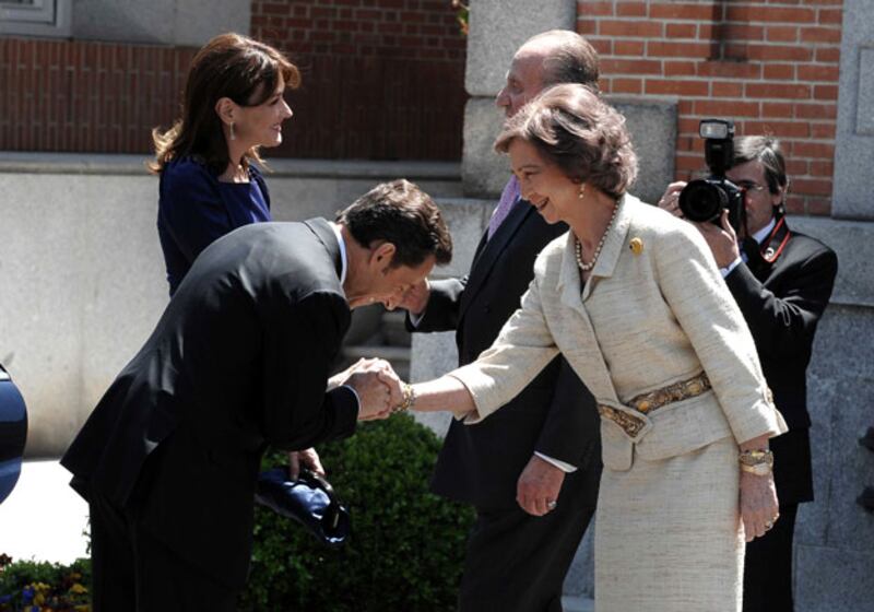 galleries/2009/12/14/the-year-in-bows/bows---sarkozy-and-queen_po2y6h