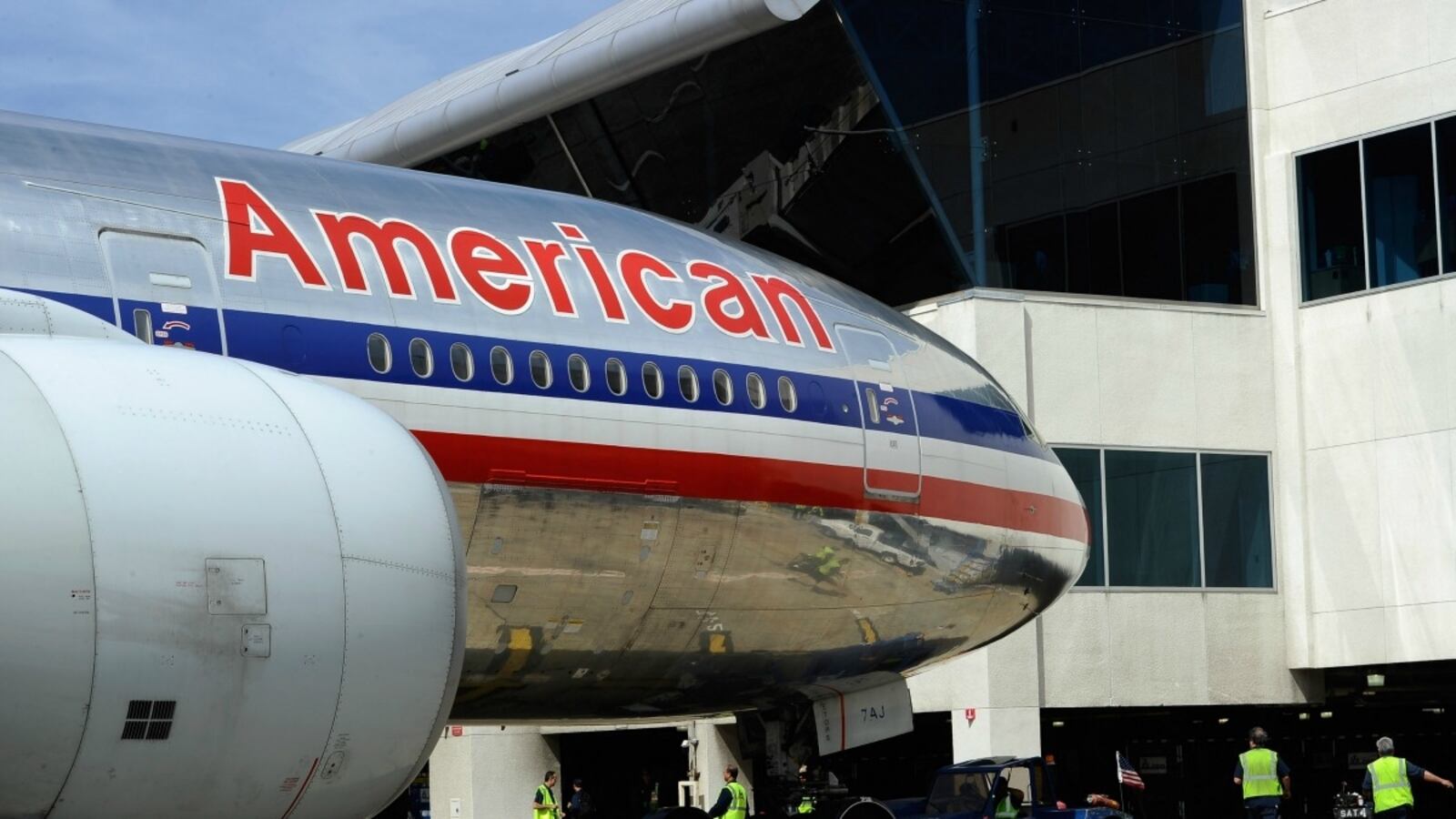 cheats/2013/08/13/doj-sues-to-halt-airline-merger/08-13-2013-american-airlines-cheat_tdtzsx