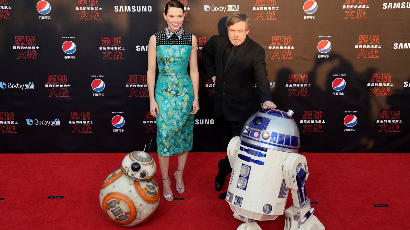 171231-last-jedi-highest-grossing-cheat_irsx1a