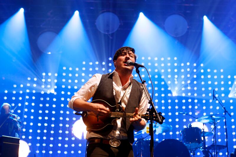 articles/2013/02/07/mumford-sons-rock-brooklyn-s-barclays-center/130207-stern-mumford-brooklyn-tease-embed_mintim