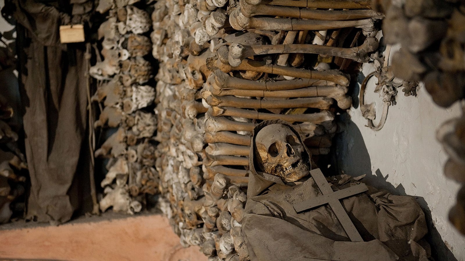 articles/2014/05/01/palermo-has-an-underground-city-filled-with-its-mummified-dead/140430-strochlic-catacombs-tease_vopntj