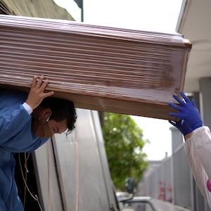 2020-04-09T000000Z_217401772_RC2R0G9XJWJC_RTRMADP_3_HEALTH-CORONAVIRUS-ECUADOR_vmzxu0