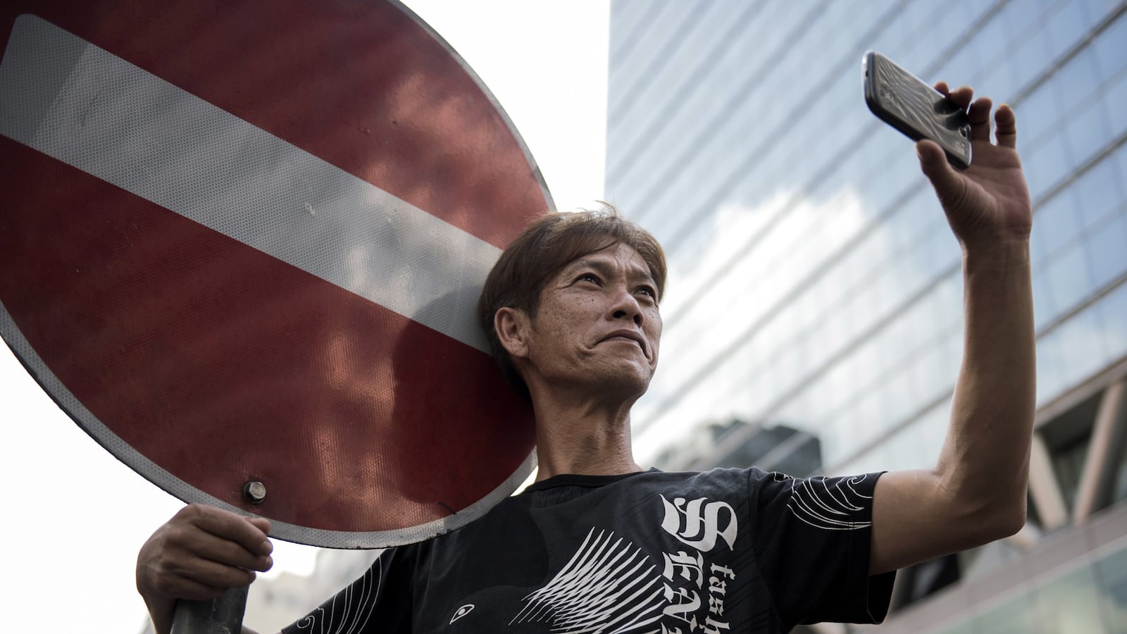 articles/2014/10/01/a-double-agent-app-targets-hong-kong-s-protesters/140930-siegel-hk-tease_sfwtns
