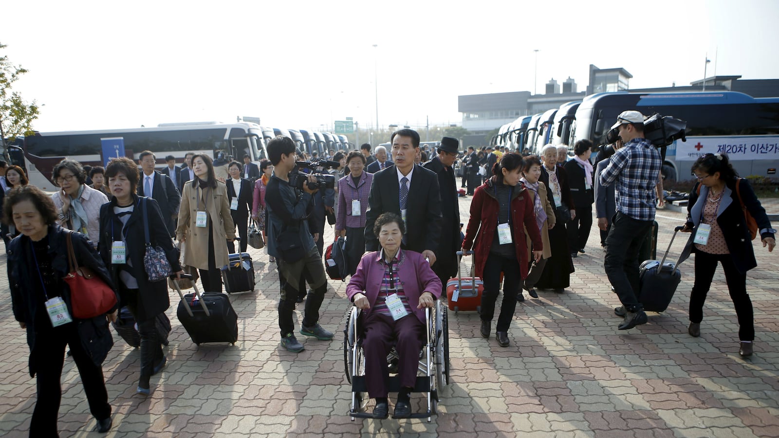 cheats/2015/10/20/s-koreans-head-north-for-family-reunion/151020-korea-reunion-cheat_iyxz0i