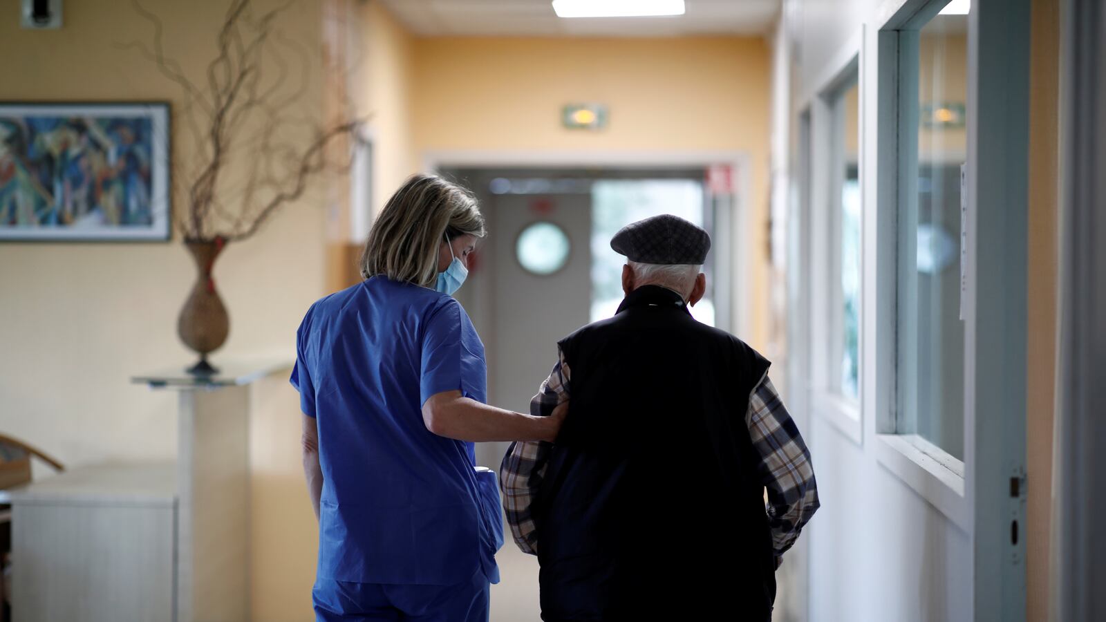 2020-05-11T000000Z_1987539877_RC2CMG9T2U5T_RTRMADP_3_HEALTH-CORONAVIRUS-FRANCE-ELDERLY_z9alha