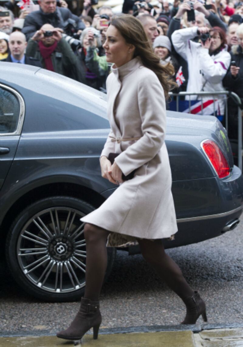 articles/2012/12/03/kate-middleton-pregnant-6-fashion-clues/MiddletonClutch_cpvzqg