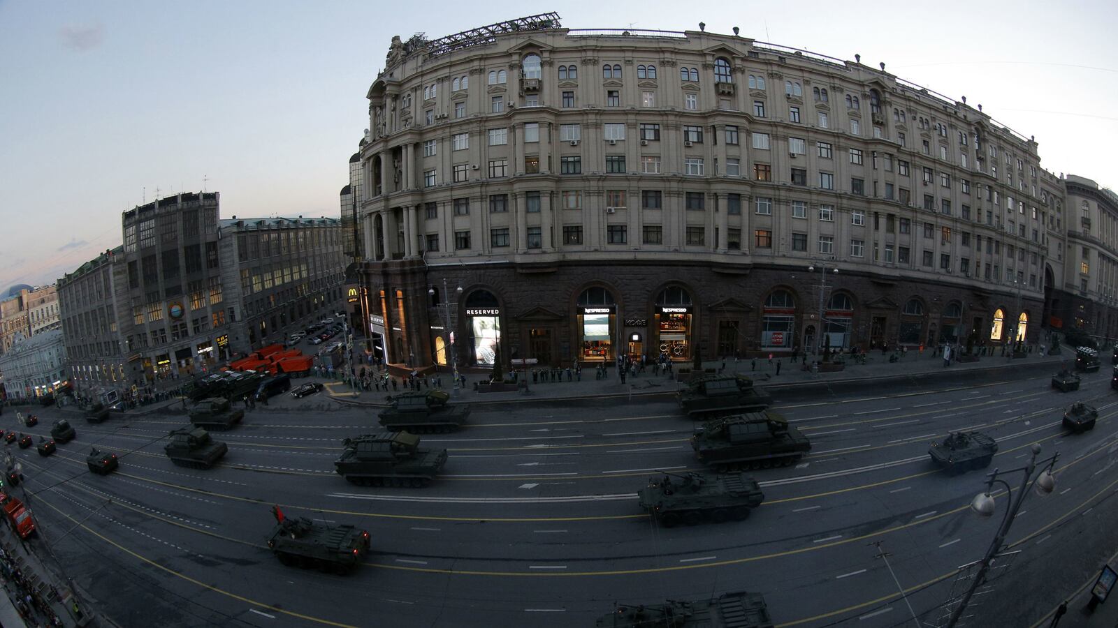 cheats/2014/11/10/noxious-gas-is-leaking-through-moscow/141110-moscow-cheat_gak9jd