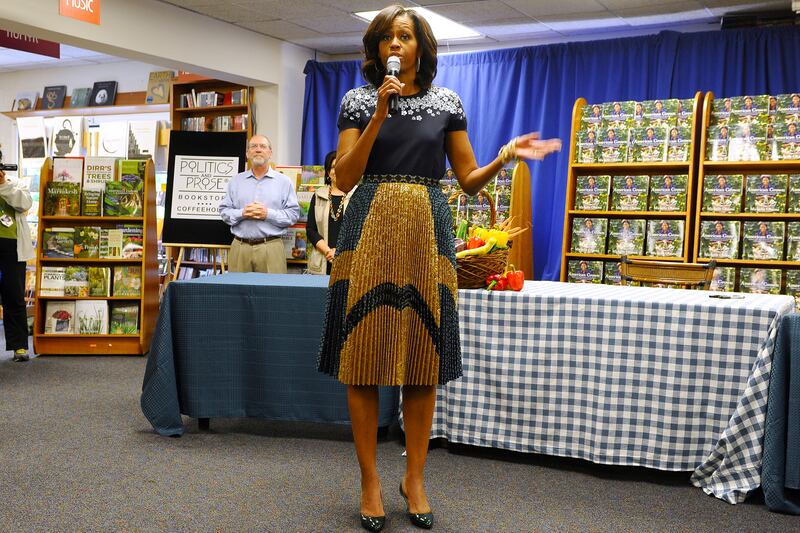 galleries/2010/05/07/first-lady-fashion/130508-mobama-lookbook2_ipcvvc