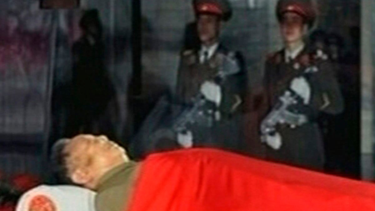 cheats/2011/12/20/kim-jong-il-s-corpse-displayed/kim-jong-il-corpse-displayed-on-television-cheat_ag49nh