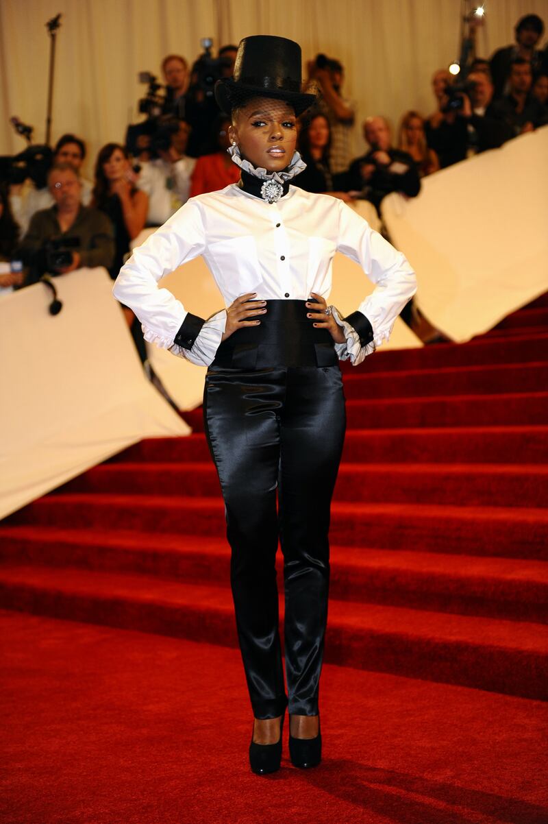 galleries/2012/11/21/elle-fanning-lady-gaga-more-channel-pilgrim-fashion-thanksgiving-style-photos/pilgrim-style-monae_brp5uk