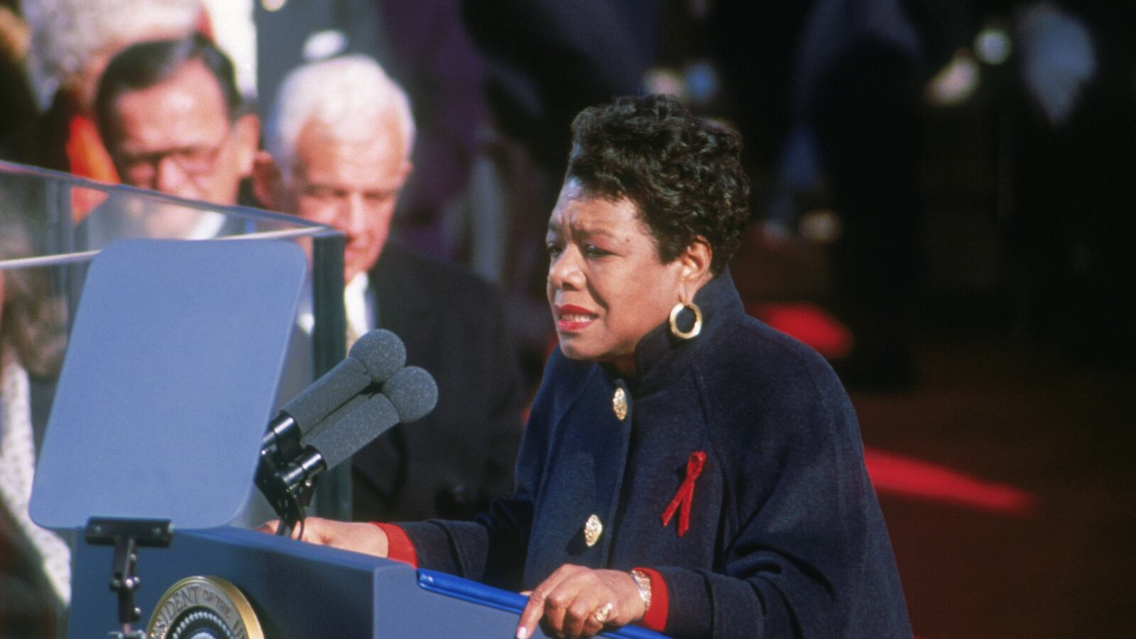 galleries/2014/05/28/maya-angelou-life-in-photos/maya-angelou-obit-1993_zrz8ml
