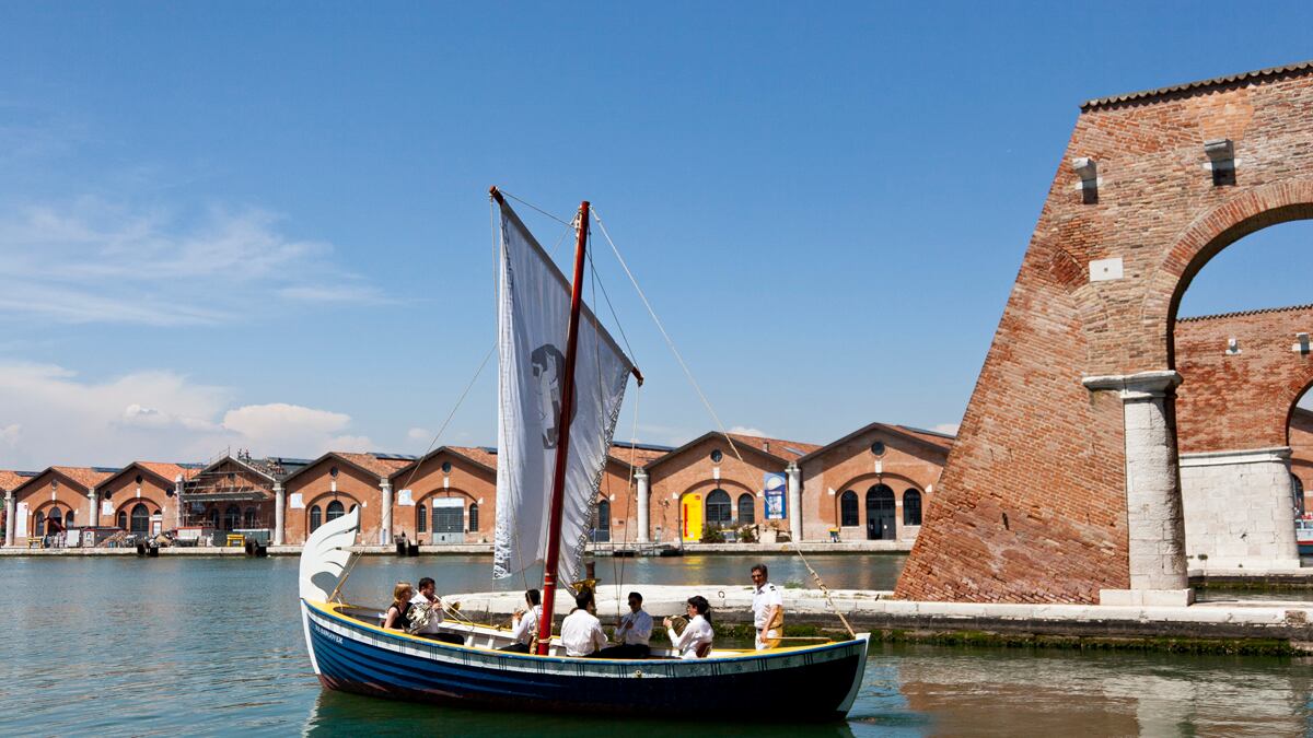 articles/2013/11/21/ragnar-kjartansson-at-the-venice-biennale-is-the-daily-pic-by-blake-gopnik/boat-daily-pic_xpmjea