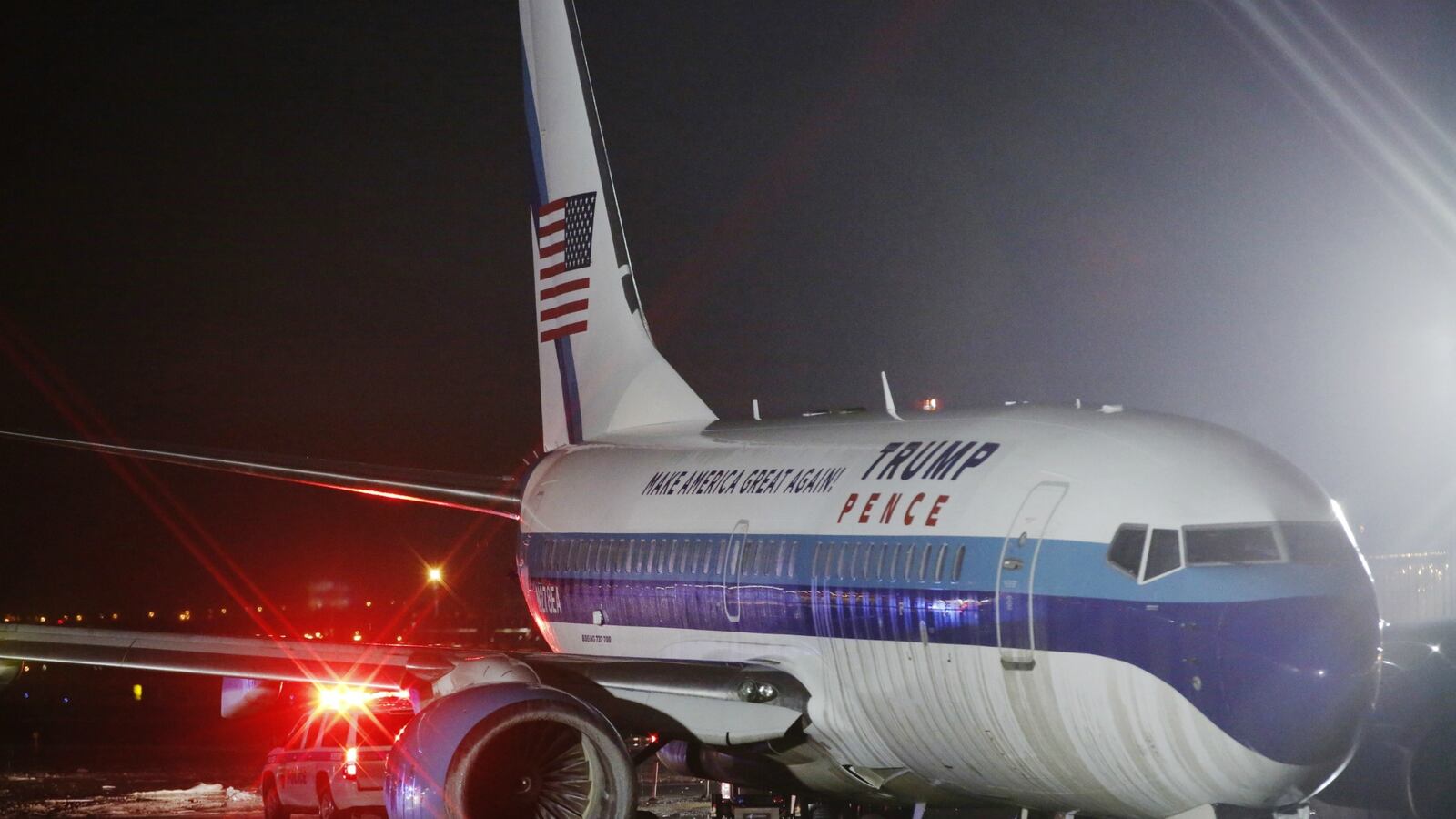 cheats/2016/10/28/pence-s-plane-skids-off-runway-at-laguardia/161027-pence-plane-incident-cheat_cwpqxf