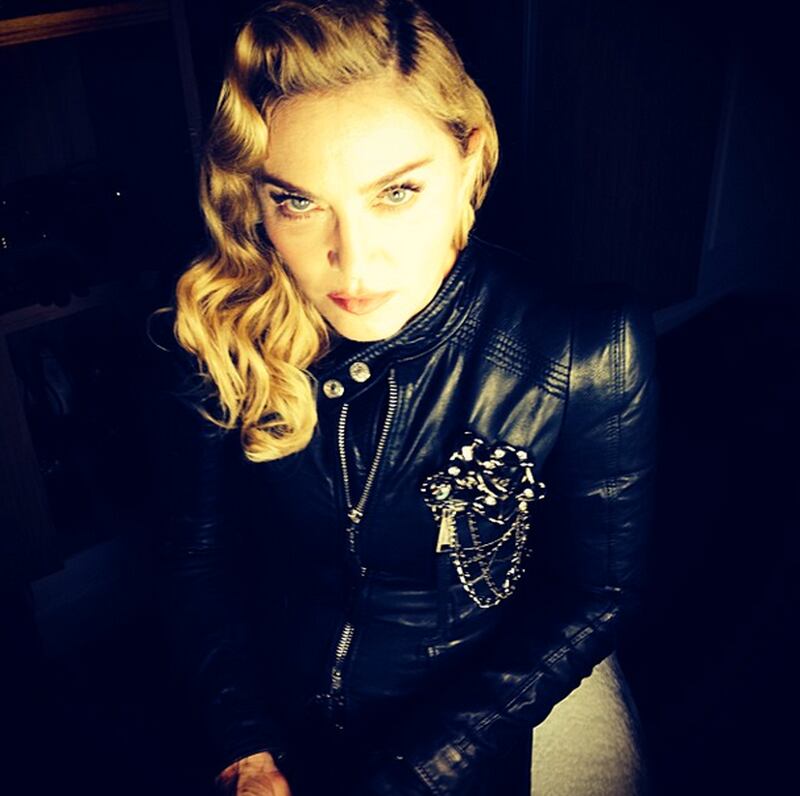 galleries/2013/10/26/miley-cyrus-madonna-the-week-in-celebrity-selfies-photos/131024-madonna-selfie_uqjcoc