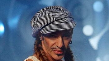 cheats/2011/02/25/john-galliano-suspended-for-racist-slurs/john-galliano_x1orog