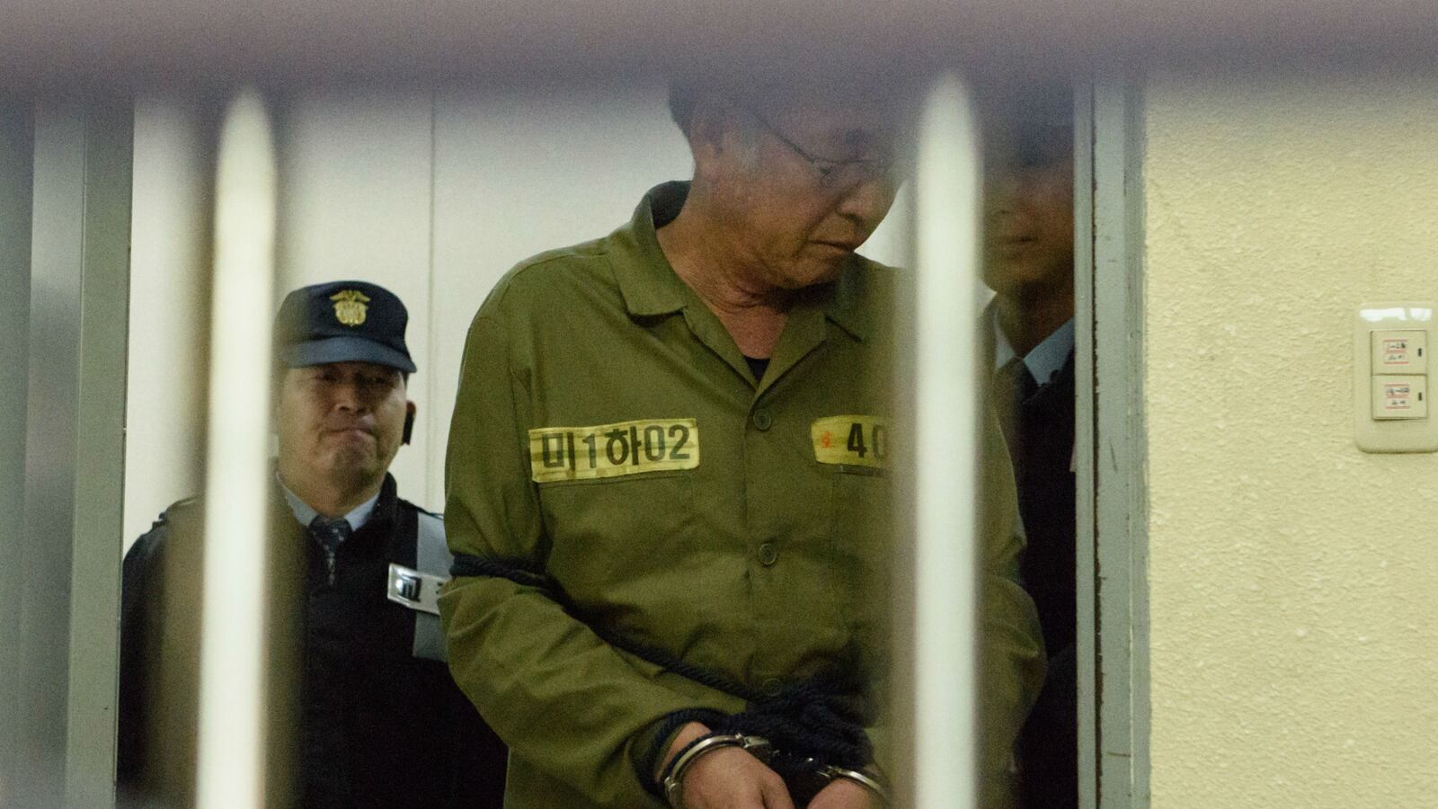 cheats/2014/11/10/s-korea-ends-search-for-ferry-victims/141111-ferry-captain-cheat_syaocs