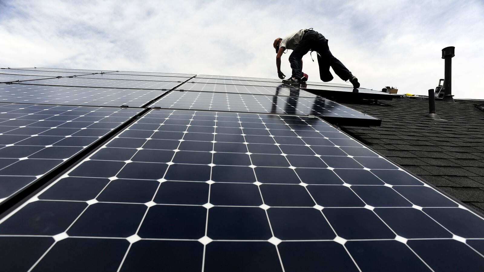 articles/2013/09/03/grid-alternatives-combats-poverty-by-installing-solar-arrays-on-roofs-of-low-income-households/130830-green-solar-poverty-tease-embed_kgb9yl