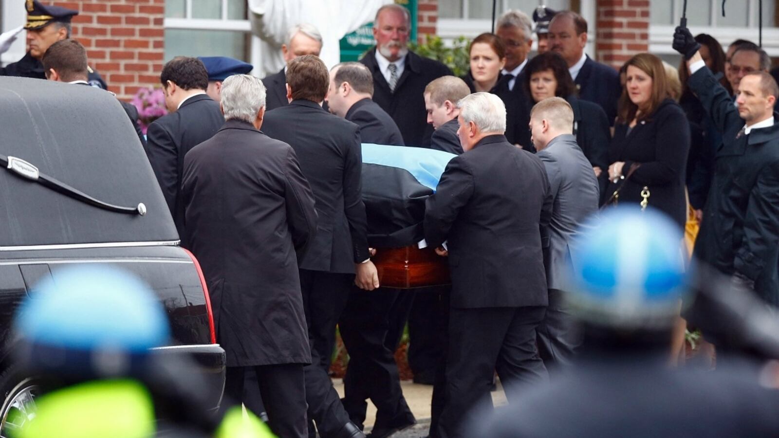 cheats/2013/04/24/boston-honors-slain-mit-officer/130424-sean-collier-memorial-cheat_eyhmzn