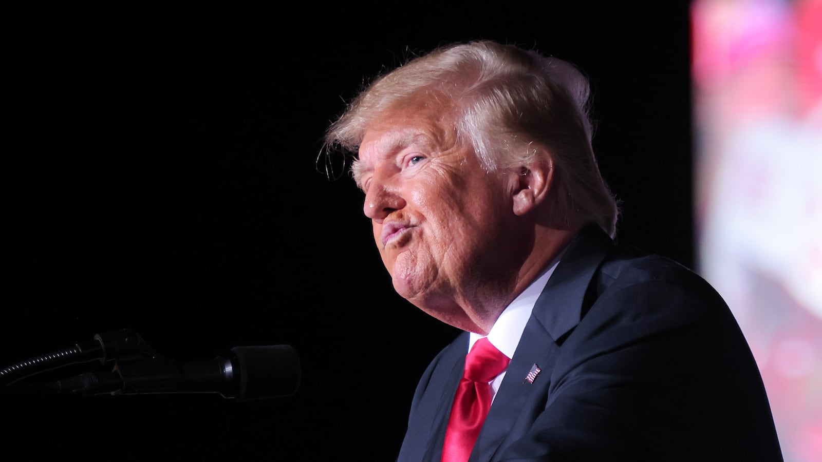 2021-09-26T023406Z_160538055_RC21XP9PLM9F_RTRMADP_3_USA-TRUMP_1_kwuvrr