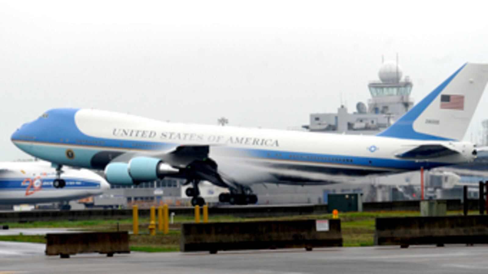 cheats/2011/05/18/air-force-one-aborts-landing/air-force-one-landing_xwmlsw