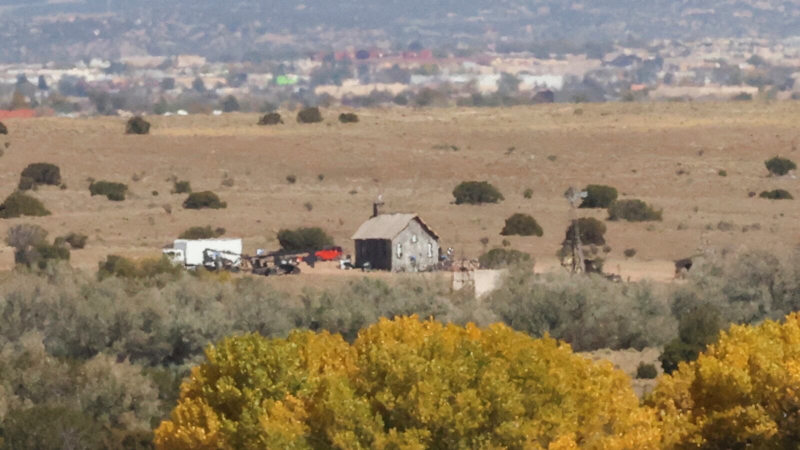 2021-10-23T192829Z_855114223_RC2OFQ9YFFCE_RTRMADP_3_FILM-RUST-SHOOTING_tuvqe4