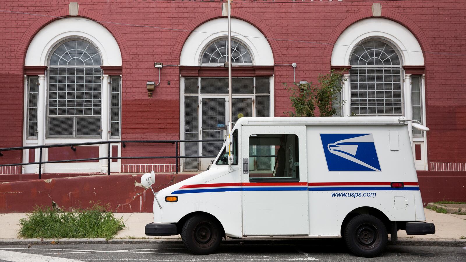 2020-11-04T170750Z_908804118_RC2HWJ95H17U_RTRMADP_3_USA-ELECTION-POST-OFFICE_z3pfxz