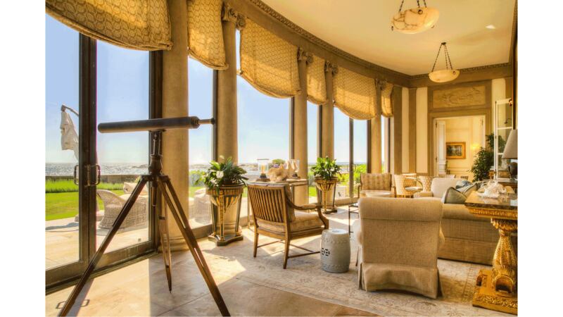 171104-mcnearney-omg-i-want-this-house-10_qeobf4