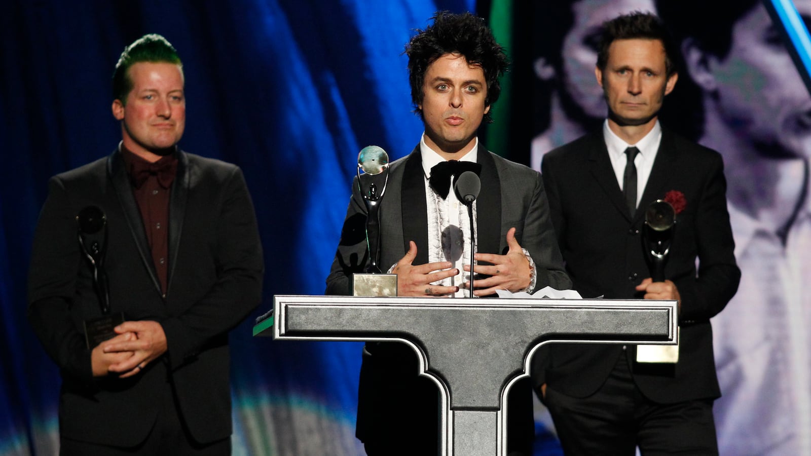 cheats/2016/08/11/green-day-takes-on-gun-violence-with-new-song-bang-bang/160811-green-day-guns-cheat_kn5gbd