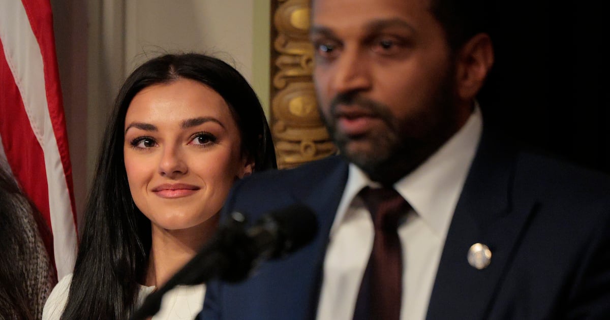 Die Freundin des FBI-Bosses weist die Epstein-Verschwörungstheorien von ...