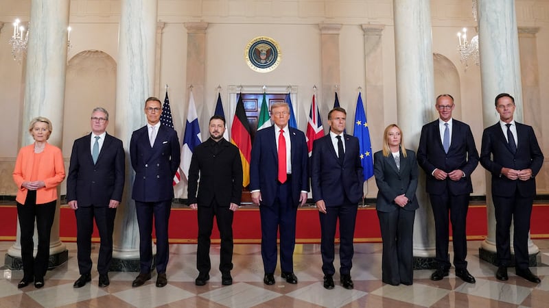 U.S. President Donald Trump, Ukrainian President Volodymyr Zelenskiy, German Chancellor Friedrich Merz, French President Emmanuel Macron, British Prime Minister Keir Starmer, Italian Prime Minister Giorgia Meloni, and Finland's President Alexander Stubb, NATO Secretary General Mark Rutte and European Commission President Ursula von der Leyen pose for a family photo amid negotiations to end the Russian war in Ukraine, at the White House in Washington, D.C., U.S., August 18, 2025. REUTERS/Alexander Drago     TPX IMAGES OF THE DAY