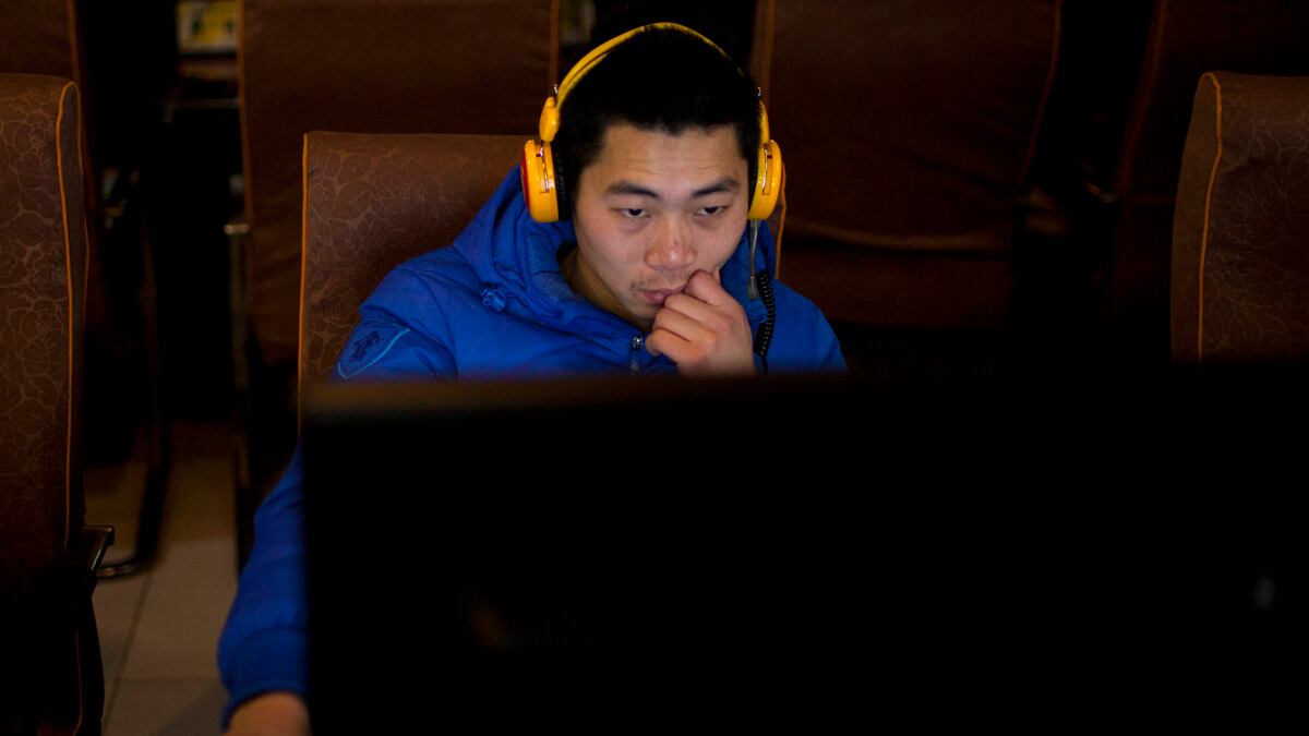 cheats/2012/12/28/china-tightens-internet-rules/china-internet-rules-cheat_niuxkt