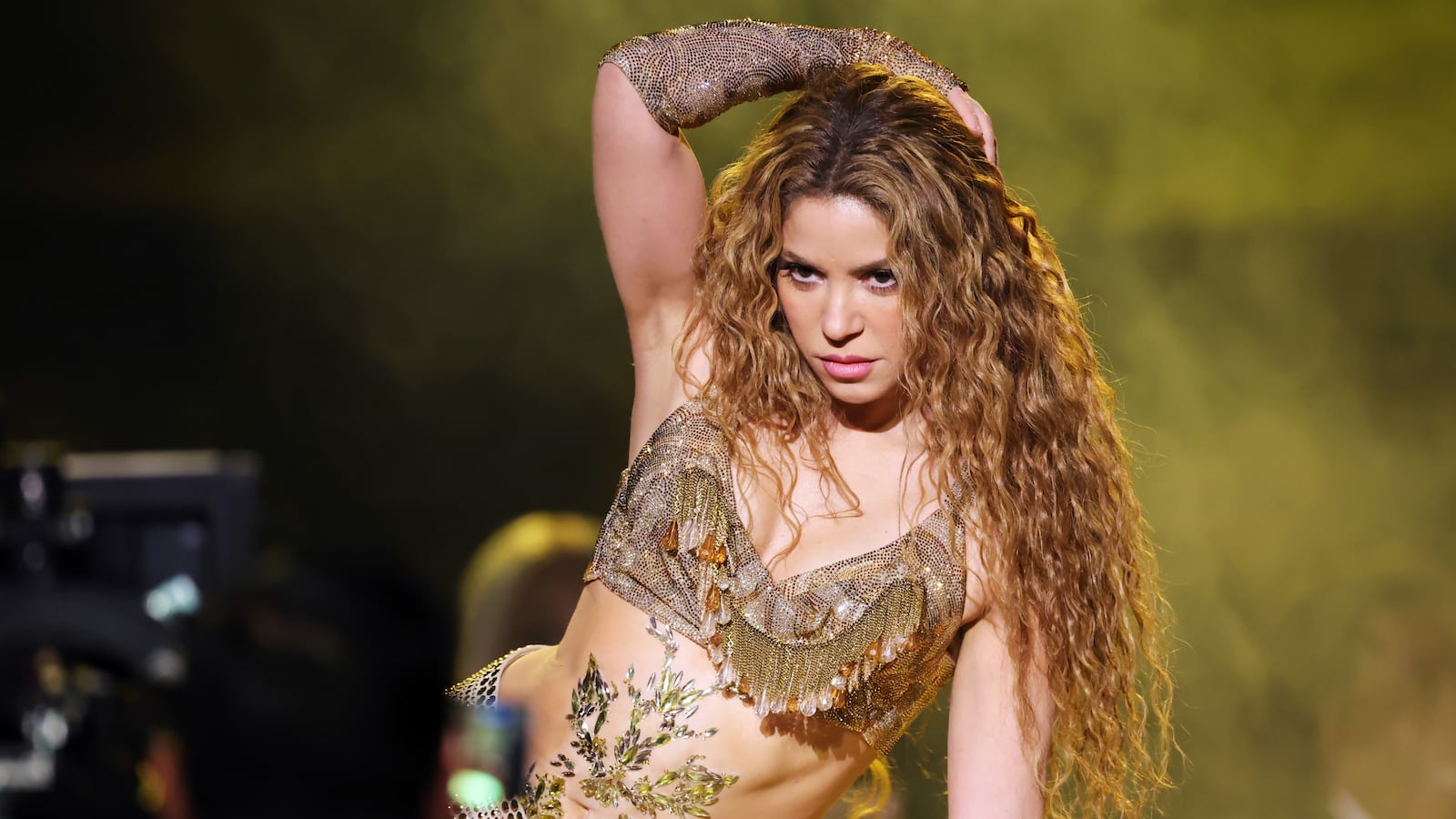 Shakira took a rough tumble on stage in Montreal, but didn't let that stop her.