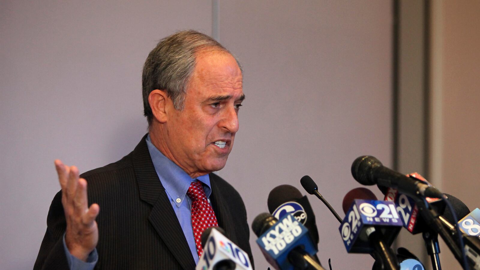 articles/2015/10/09/top-clinton-ally-caught-in-2016-rant/151009-woodruff-lanny-davis-tease_mz8mpv