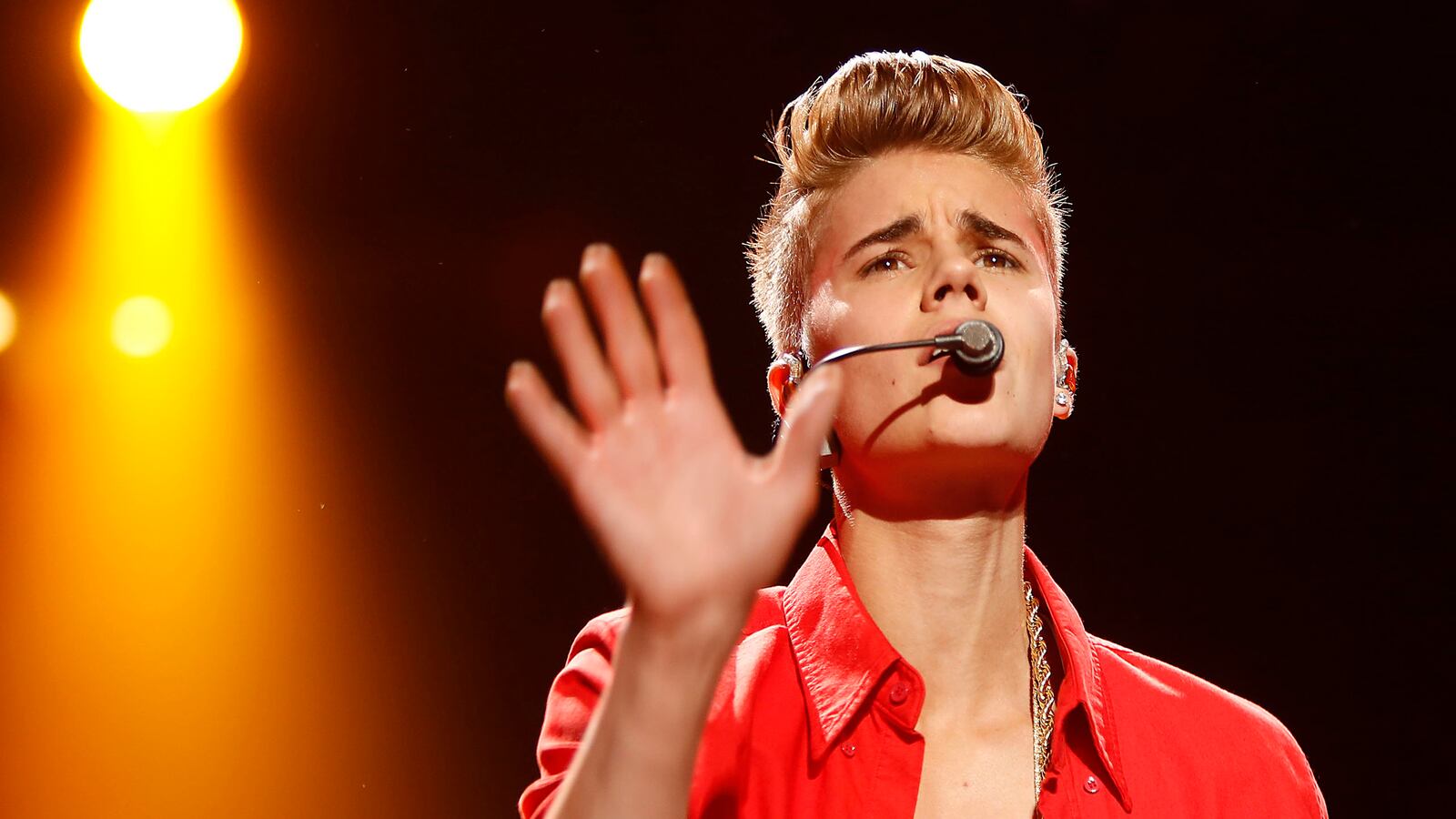 cheats/2014/06/05/tmz-blackmailed-bieber-with-video/140605-bieber-cheat_fnmmza