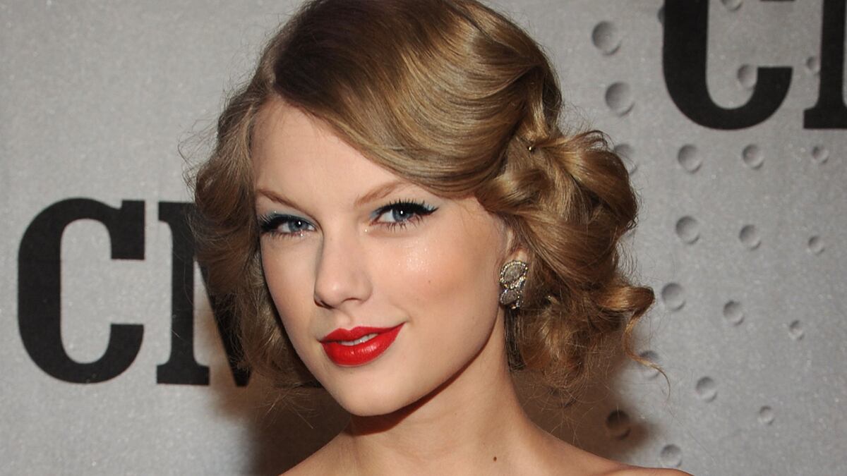 cheats/2012/07/31/bobby-kennedy-grandson-dating-taylor-swift/taylor-swift-connor-kennedy-cheat_r8oumg