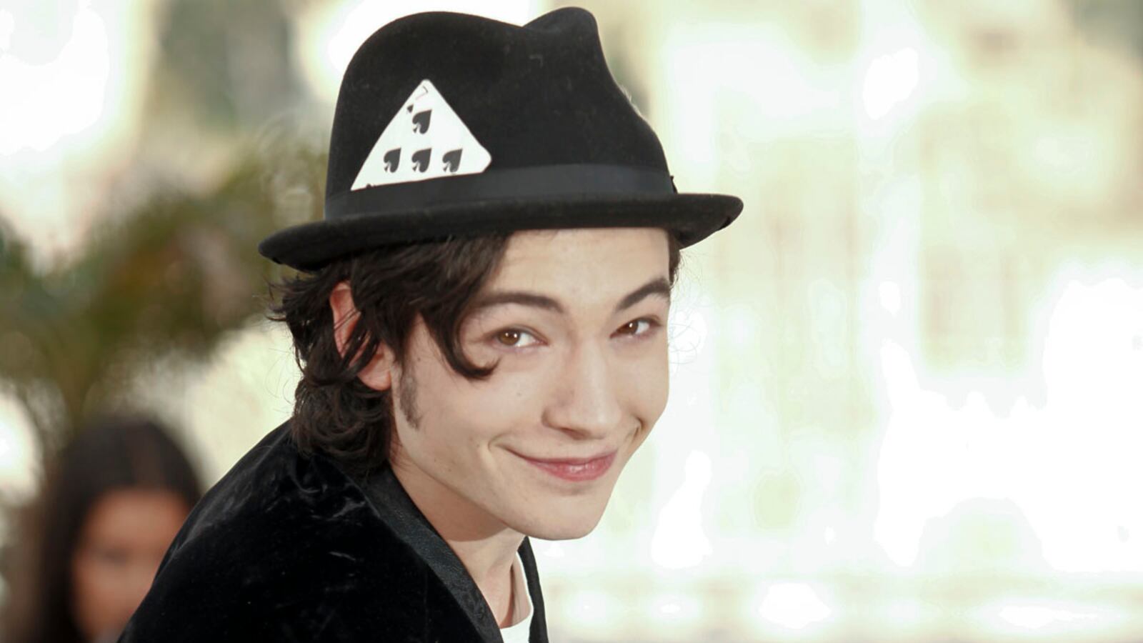 articles/2012/09/18/ezra-miller-on-perks-of-being-a-wallflower-being-bisexual-more/ezra-miller-stern-tease_f1kqr1
