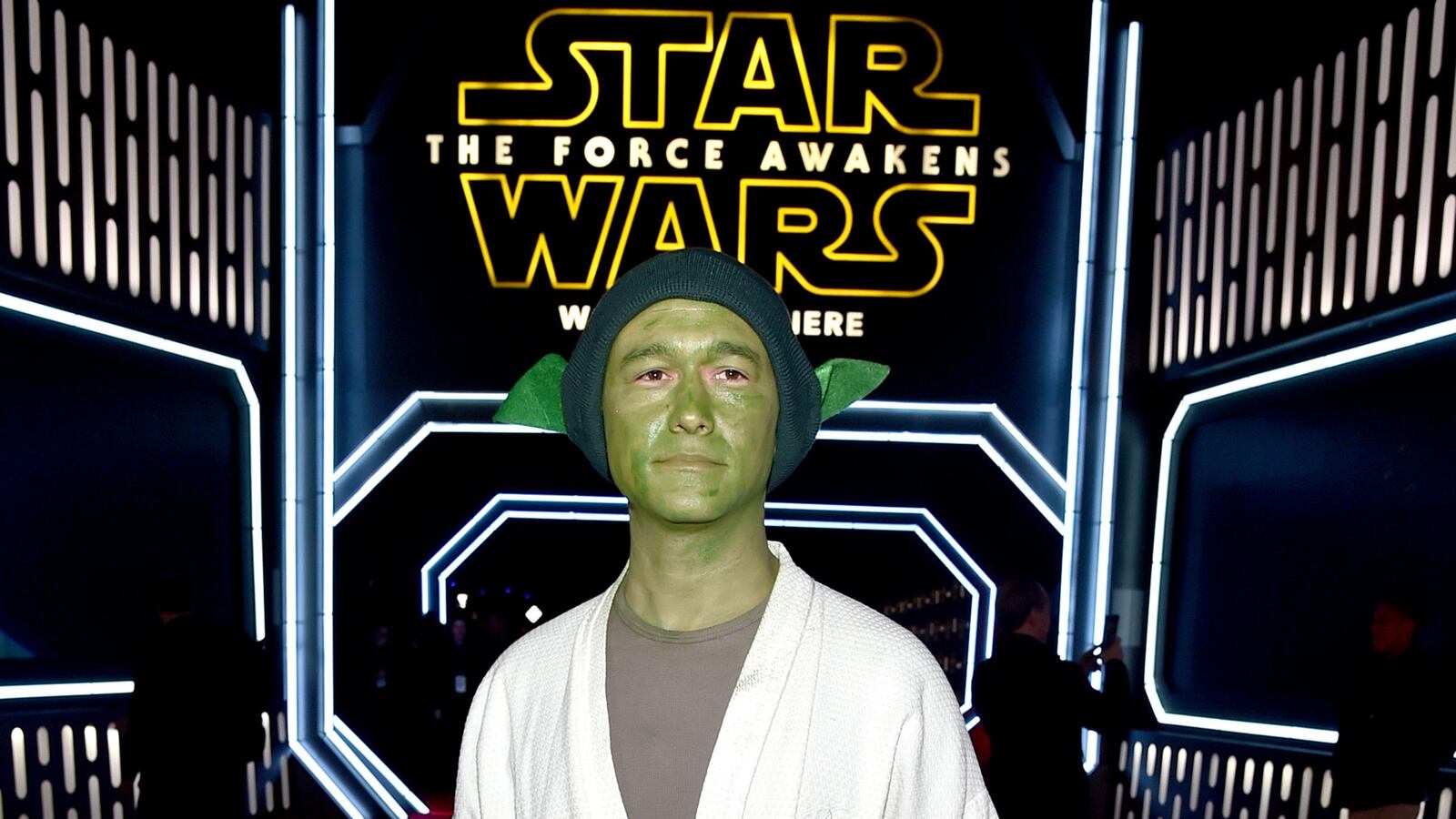 galleries/2015/12/15/star-wars-the-force-awakens-world-premiere-lupita-nyong-o-joseph-gordon-levitt-bb-8-and-more-photos/151215-star-wars-costumes-tease_whevb4