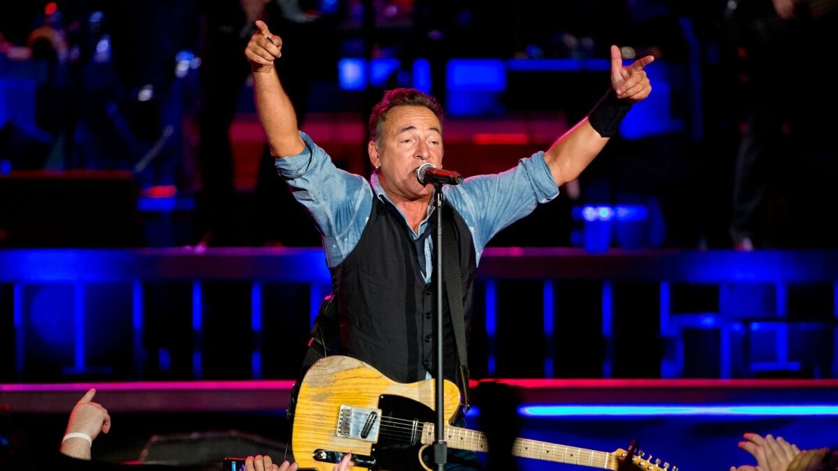 cheats/2012/10/18/springsteen-officially-endorses-obama/springsteen-obama-cs_vklsox