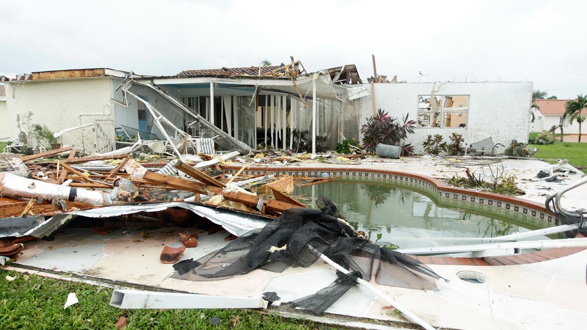 cheats/2011/10/19/suspected-tornado-tears-through-florida/florida-severe-weather-homes-damaged-cs_dcermf