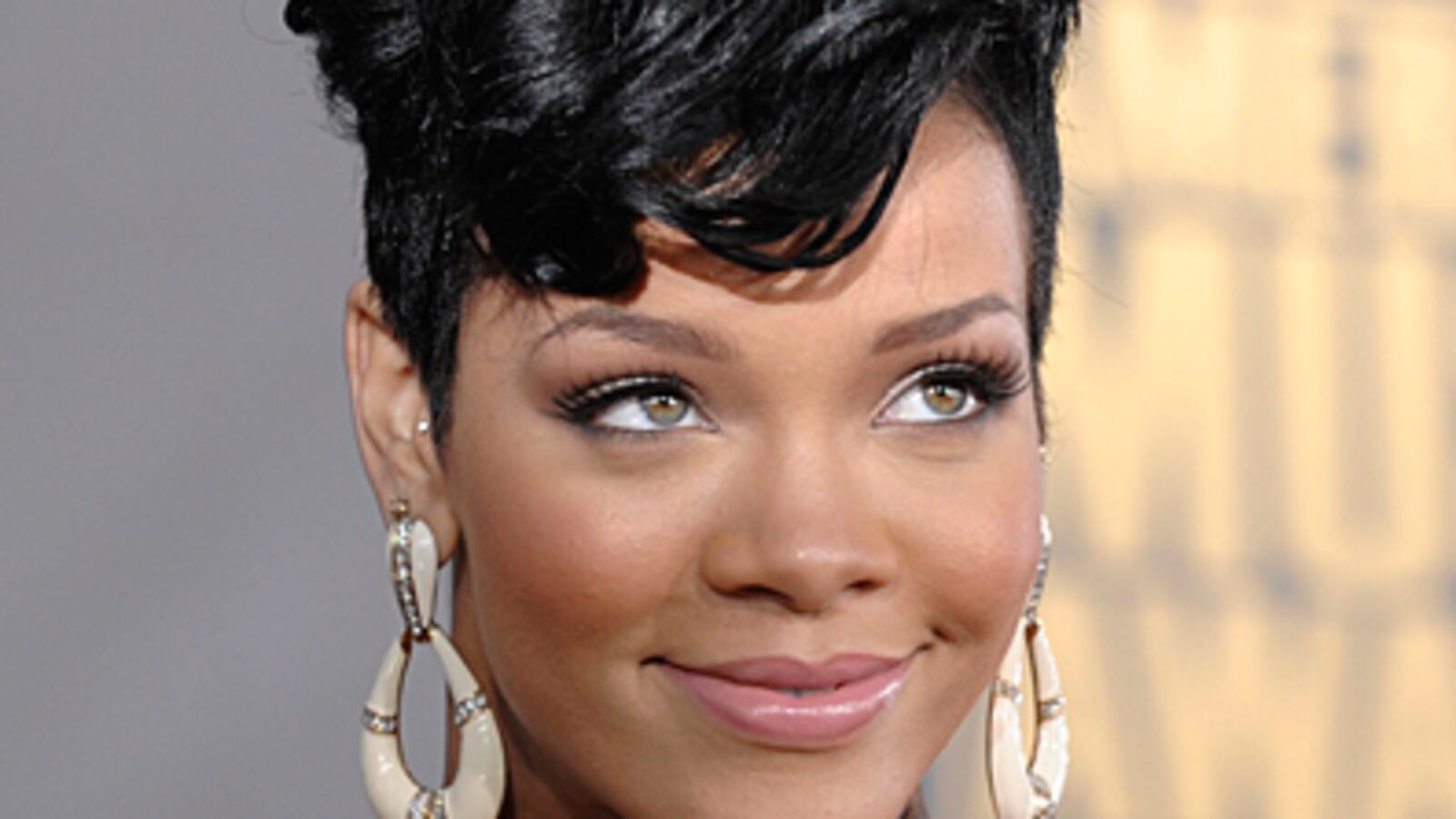 cheats/2009/02/10/rihanna-assisting-police/rihanna_skhqjz