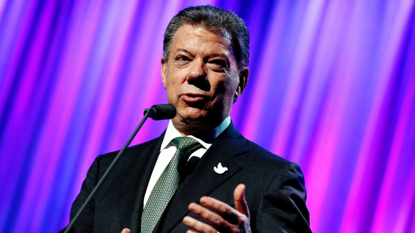 cheats/2016/10/07/colombian-president-juan-manuel-santos-gets-nobel-peace-prize/161007-juan-manuel-santos-nobel-cheat_o2fflj