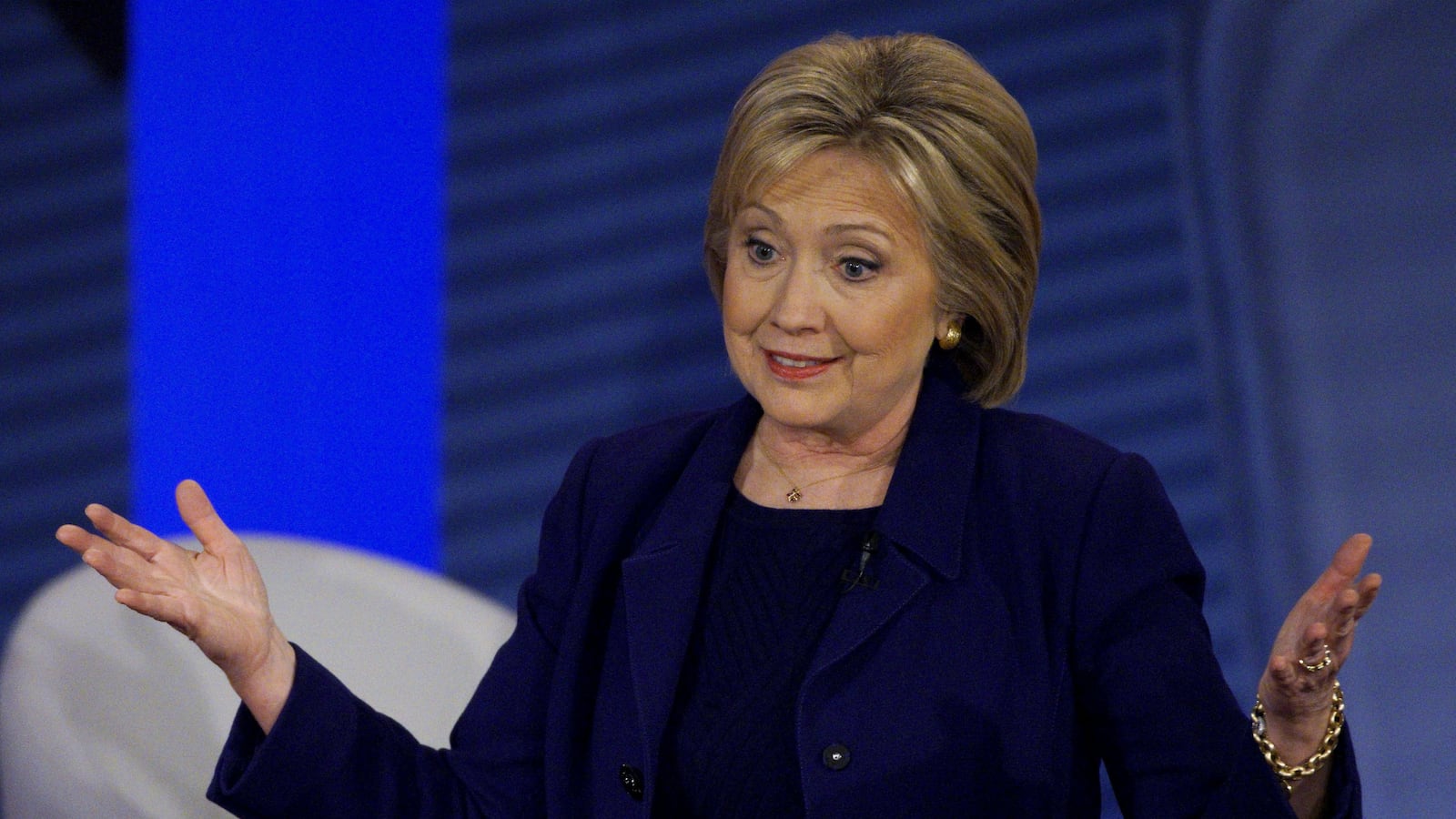 cheats/2016/02/08/hillary-weighs-big-campaign-shakeup/160204-clinton-progressive-town-hall-cheat_iuippy