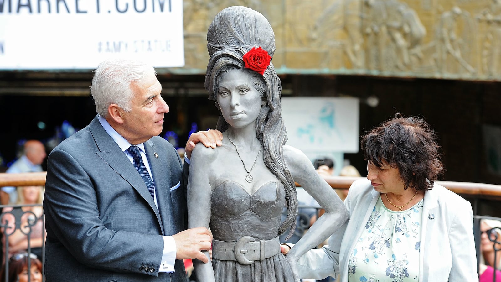 cheats/2014/09/14/life-size-amy-winehouse-statue-unveiled/140914-winehousestatue-cheat_xlaefi