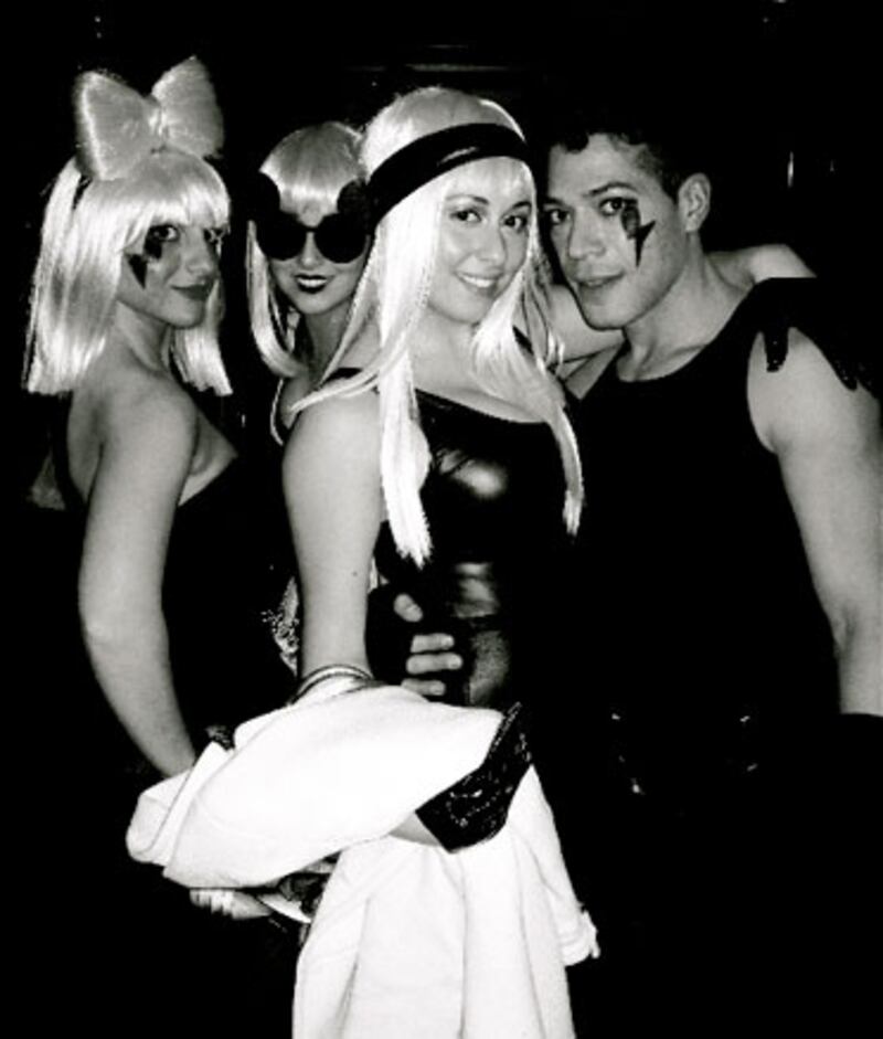 galleries/2010/01/21/lady-gaga-fans-at-radio-city/gaga-fans---14_fmqtvo